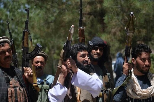 تصویری از حضور نیروهای طالبان پشت میز اشرف غنی