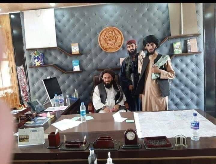 تصویری از حضور نیروهای طالبان پشت میز اشرف غنی
