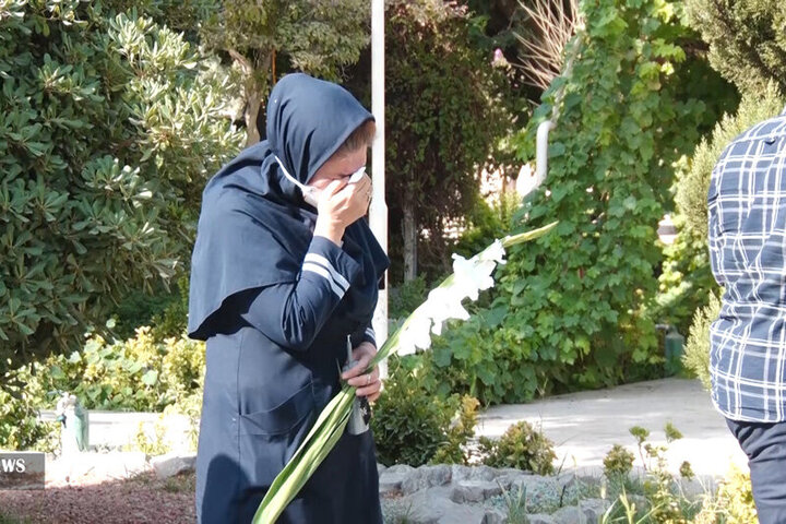 ویدیو غم‌انگیز از تشییع پیکر پرستار زن اصفهانی در محل کارش 