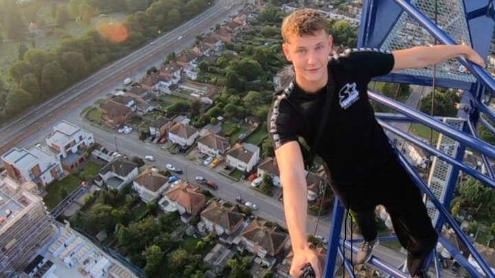 بالا رفتن جوان انگلیسی از ساختمان مرتفع بدون تجهیزات / عکس و فیلم