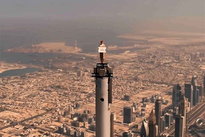 لحظه پخش اذان از بلندگوهای بلندترین برج جهان / فیلم