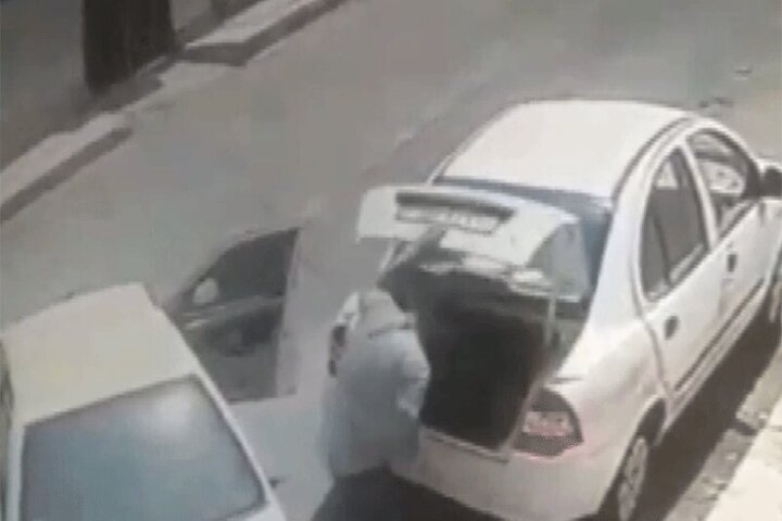 ویدیو باورنکردنی از سرقت عجیب دو سارق از خودروی تیبا در روز روشن