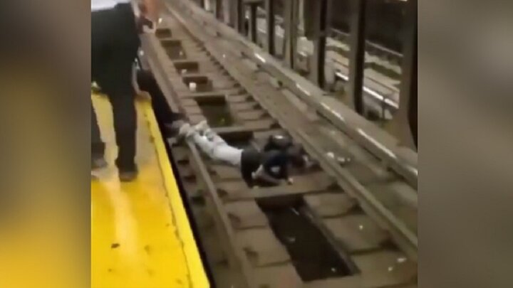 نجات لحظه‌آخری مسافر روی ریل قبل از رسیدن قطار / فیلم