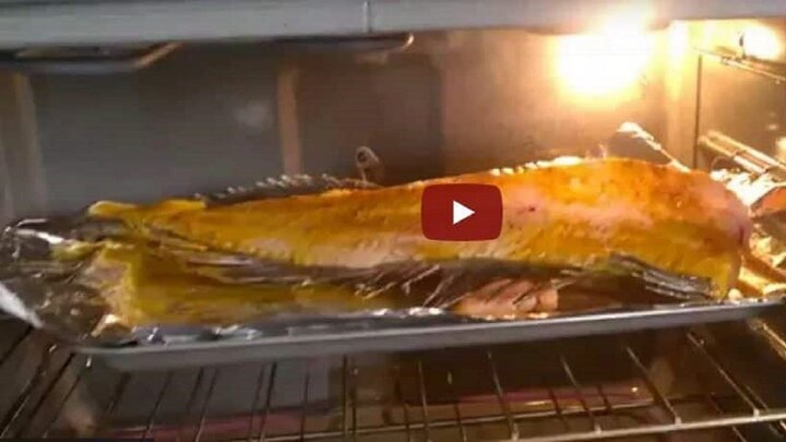 ویدیو باورنکردنی از تکان خوردن عجیب ماهی در داخل فر اجاق گاز! 