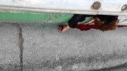 زن تهرانی وسط خیابان له شد / جنازه از لای گاردریل بیرون کشیده شد + عکس