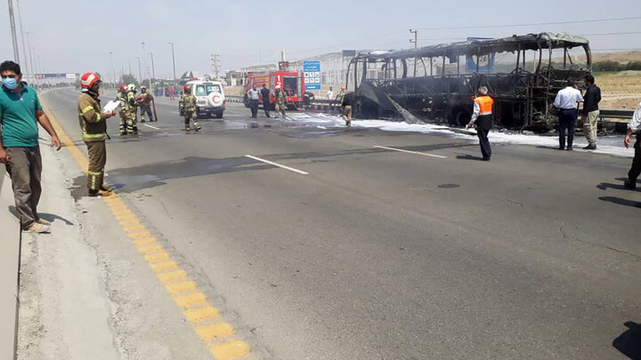 تصاویری دردناک از آتش گرفتن اتوبوس مسافربری در جاده تهران _ قم