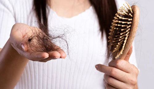 علت افزایش ریزش مو در حمام و راه های درمان آن