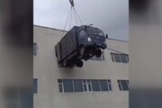 عجیب‌ترین روش اسباب کشی در جهان؛ بالا بردن کامیون با جرثقیل! / فیلم
