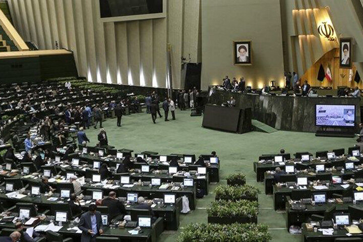 دفاع عجیب موسوی نماینده موافق از فاطمی امین وزیر پیشنهادی صمت / فیلم دفاع عجیب موسوی نماینده موافق از فاطمی امین وزیر پیشنهادی صمت / فیلم