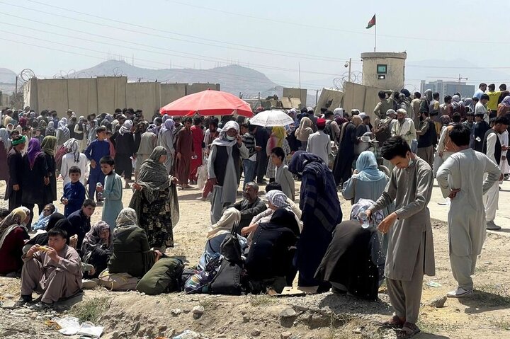  شرایط اسفناک مردم افغانستان در فرودگاه کابل / فیلم