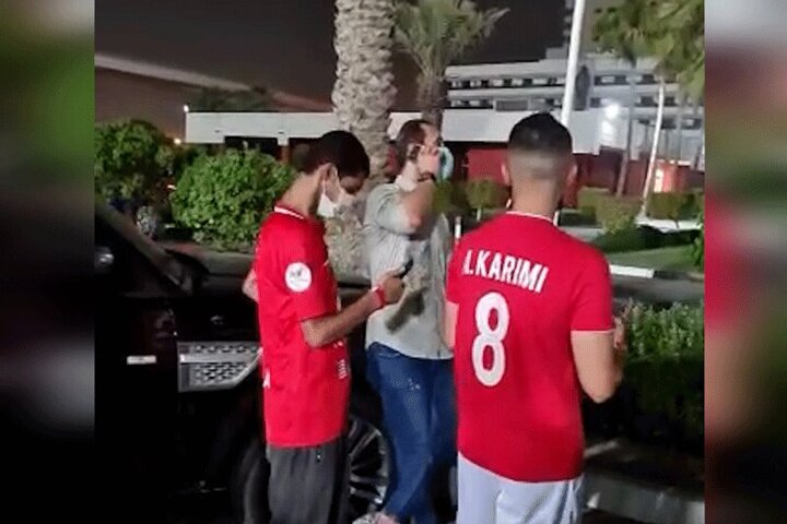 اماراتی‌ها برای عکس گرفتن با یک بازیکن ایرانی صف بستند / فیلم