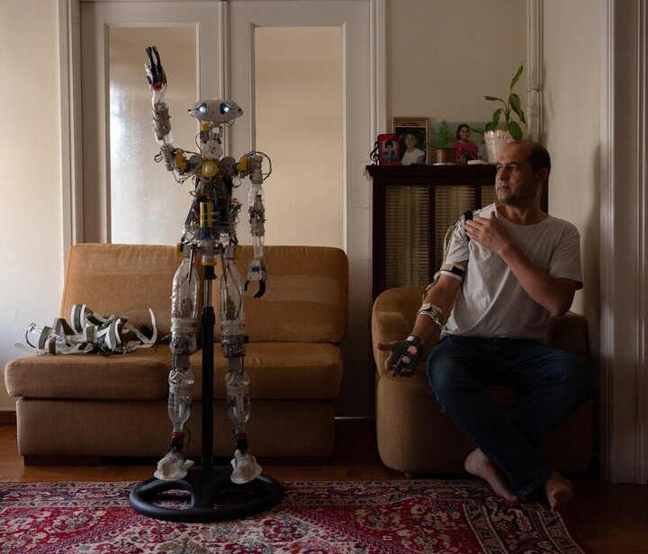 استعداد بی‌نظیر یک پناهجوی افغان / او با بطری نوشابه ربات ساخت! + عکس