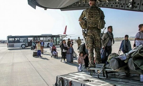 پایان حضور ۲۰ ساله انگلیس در افغانستان با خروج آخرین گروه نظامیان