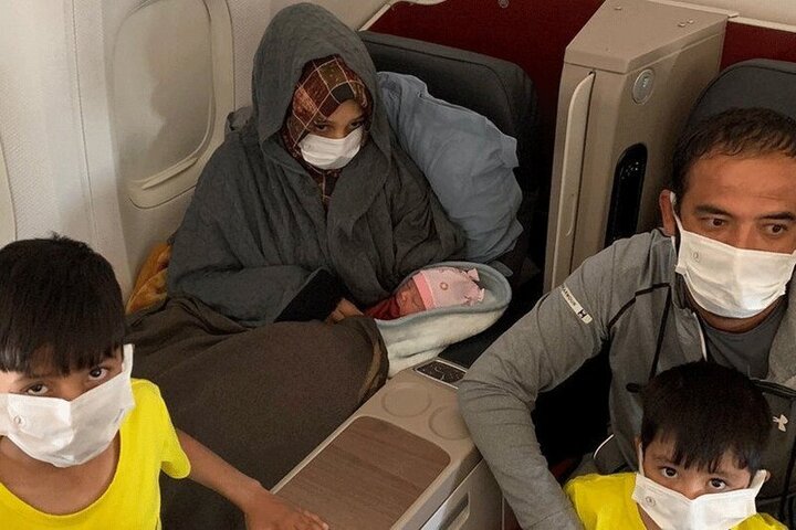 زایمان مادر افغان در هواپیما پناهجویان بدون حضور پزشک / فیلم
