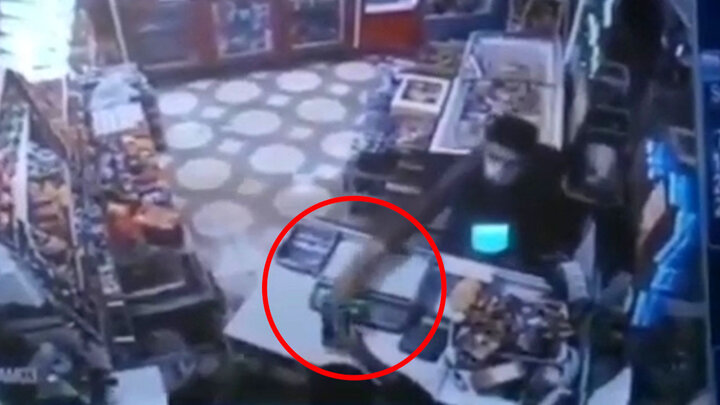 لحظه سرقت سه سوته موبایل از یک مغازه دار در مشهد / فیلم