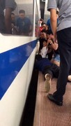 تصویری دلخراش از لحظه گیرکردن دختر بچه زیر قطار