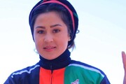 فرار زن دوچرخه‌سوار افغانستانی از دست طالبان / فیلم