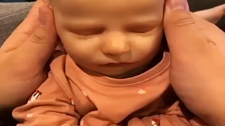 ویدیو به‌ظاهر ترسناک از لحظه له‌کردن صورت نوزاد توسط زن!