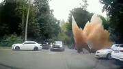 ویدیو هولناک از لحظه انفجار وحشتناک لوله آب از زیر زمین / فیلم