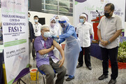 فیلمی جالب از نحوه تزریق واکسن کرونا در مالزی