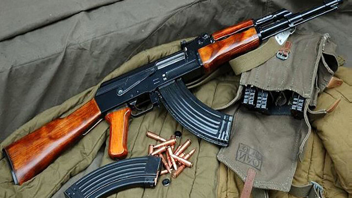 فروشنده مسلح مواد مخدربا ۱۸۰ فشنگ جنگی کلاشینکف در آبادان دستگیر شد