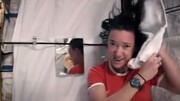 ویدیو تماشایی و دیده نشده از شستن موی سر در فضا