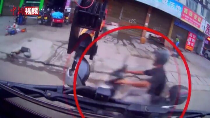 ویدیو هولناک از لحظه برخورد قلاب جرثقیل با سر موتورسوار حواس‌پرت!