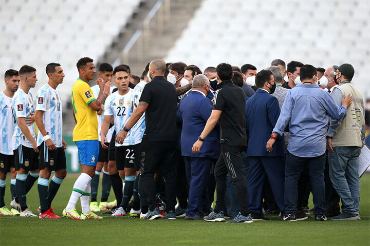 چرا بازیکنان آرژانتین زمین مسابقه را در دیدار با برزیل ترک کردند؟ / فیلم