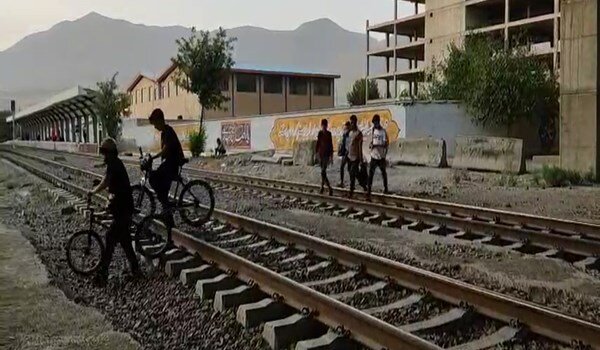 وضعیت ناراحت‌کننده راه‌آهن در منطقه شهرقدس! | قطع پای کودک ۱۱ ساله به دلیل برخورد با قطار / فیلم