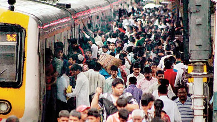 ویدیویی عجیب‌ از ایستگاه قطار شهر بمبئی؛ سوار شدن مسافران بر روی سقف