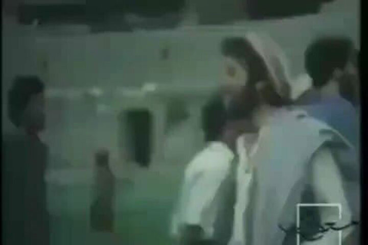 فوتبال بازی کردن احمد مسعود با کلاه! / فیلم