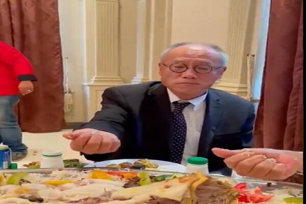 غذا خوردن سفیر ژاپن در عربستان با دست / فیلم