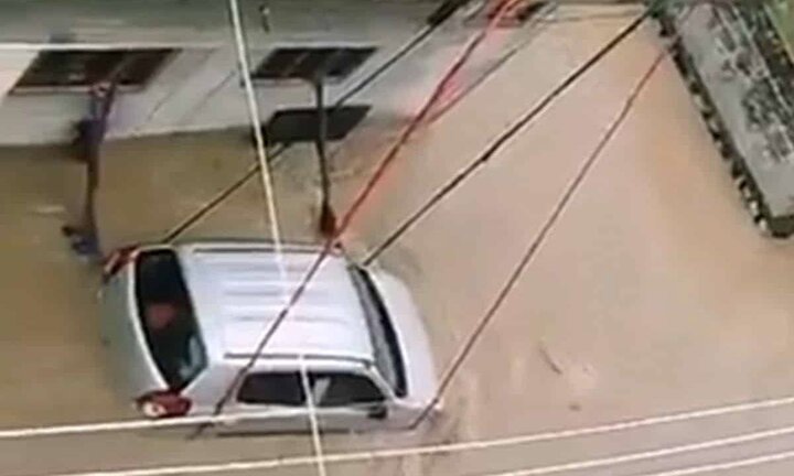 اقدام عجیب مرد برای جلوگیری از غرق‌شدن خودرویش در سیل / فیلم