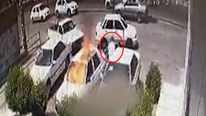 آتش زدن عجیب پراید توسط مرد موتورسوار در روز روشن / فیلم