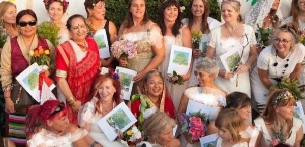 ازدواج هفتاد زن انگلیسی با درختان,ازدواج زنان با درختان