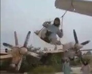 تاب بازی طالبان روی بال هواپیما! / فیلم