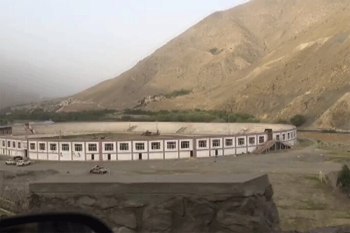 تبدیل استادیوم ورزشی پنجشیر به باند هلیکوپتر توسط طالبان! / فیلم