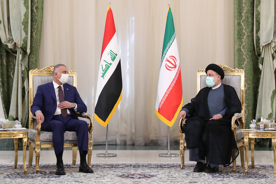 استقبال رئیسی از نخست وزیر عراق در سالن اجلاس سران