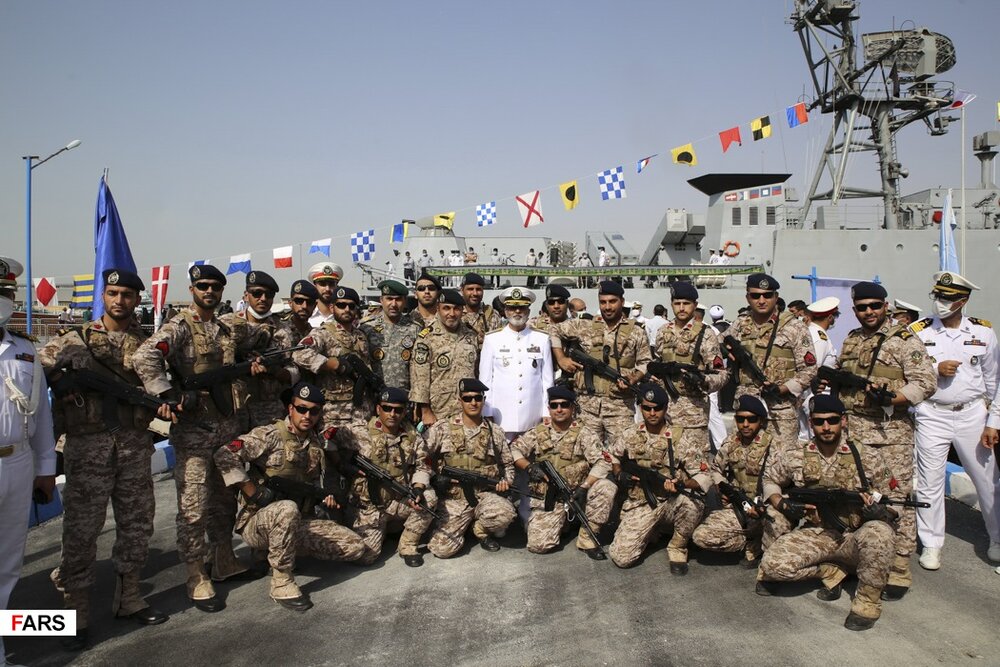 عکس یادگاری ناوگروه ۷۵ نیروی دریایی ارتش با امیر سرلشکر سیدعبدالرحیم موسوی فرمانده کل ارتش