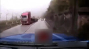 ویدیو هولناک از لحظه پرت شدن وحشتناک راننده تریلی هنگام تصادف شدید
