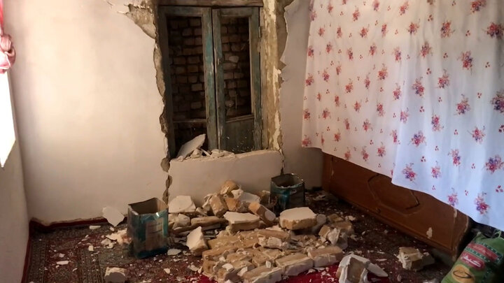 ویدیو هولناک از سقوط سنگ بزرگ روی یک خانه در زلزله قوچان