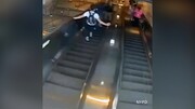 کتک زدن عجیب زن جوان روی پله برقی توسط مرد آمریکایی / فیلم