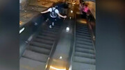 لحظه پرت شدن زن جوان از پله های مترو در درگیری با یک مرد /  فیلم