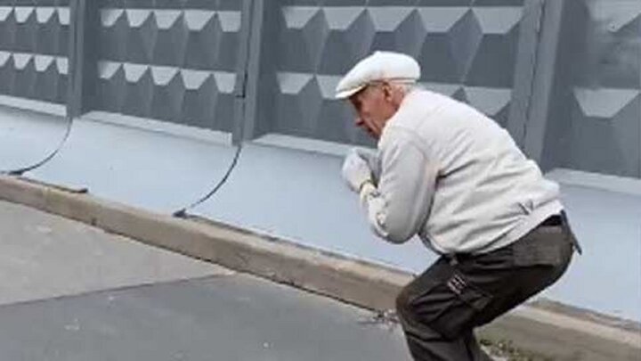 ویدیو جالب از مهارت بالای پیرمرد ۷۳‌ساله در اسکیت سواری! 