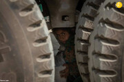 تصاویری تلخ از شیوه خطرناک کودکان کولبر افغان برای قاچاق کالا / فیلم
