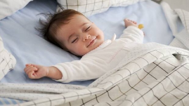 دلیل لبخند زدن نوزادان در خواب چیست؟
