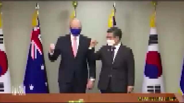 نحوه دست دادن رئیس جمهور استرالیا و کره سوژه شد! / فیلم