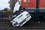 ویدیو هولناک از لحظه تصادف وحشتناک خودرو با قطار در انگلیس