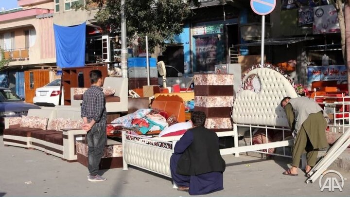 فروش لوازم منزل در خیابان‌های کابل به دلیل فقر و بیکاری / عکس