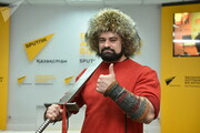 قدرت‌نمایی عجیب ورزشکار روس در فضای مجازی / فیلم